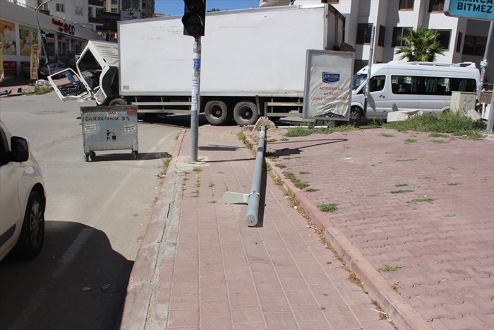 Kendiliğinden hareket eden kamyondan atlayarak kurtuldu