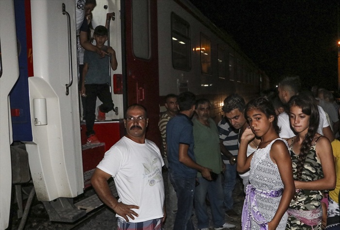 Adana'da trenin çarptığı kişi ağır yaralandı