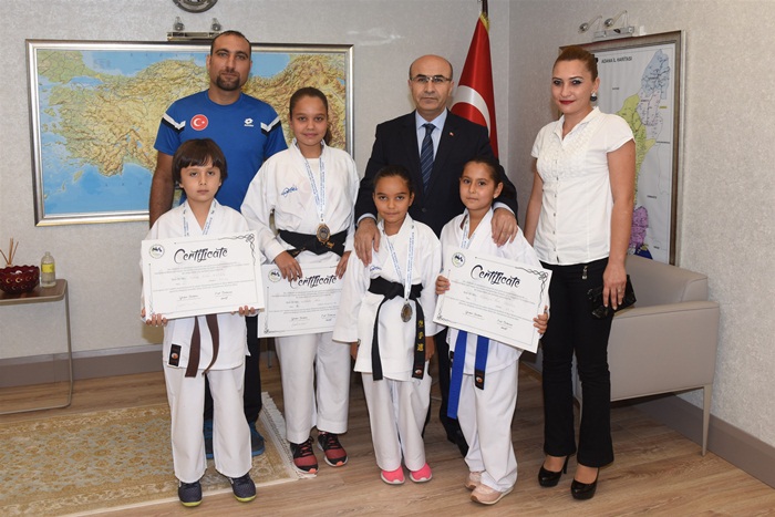 Vali Demirtaş, başarılı sporcuları kabul etti
