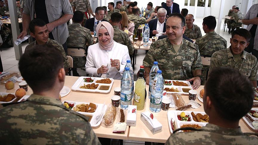 Bakan Kaya sınır karakolunda askerlerle yemek yedi