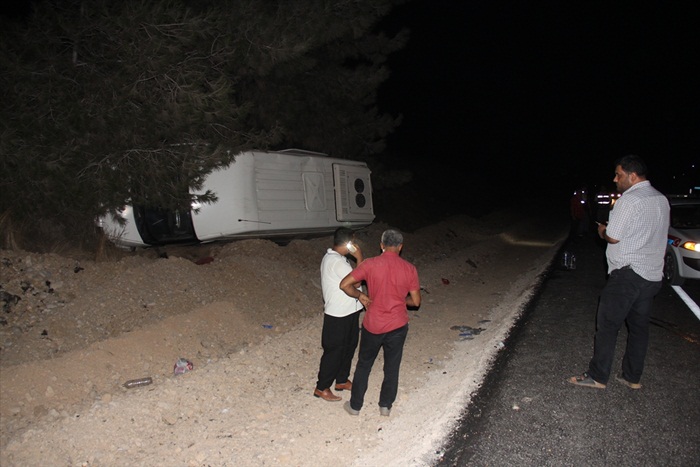 Adana'da yolcu minibüsü devrildi: 7 yaralı 