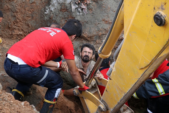 Göçük altında kalan 2 işçi kurtarıldı