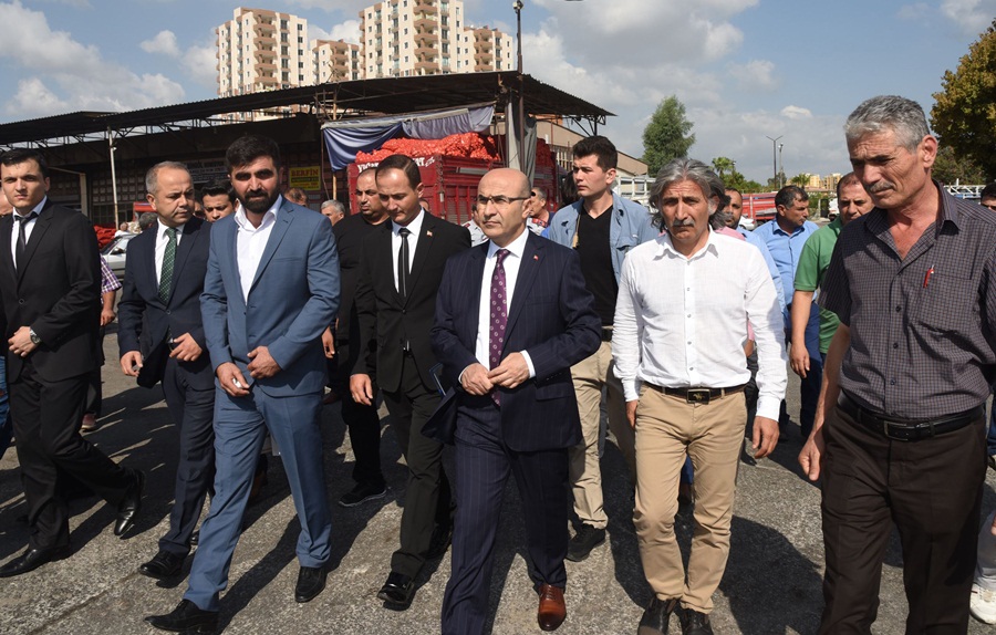 Vali Demirtaş, Yaş Sebze ve Meyve Hali Esnafını Ziyaret Etti