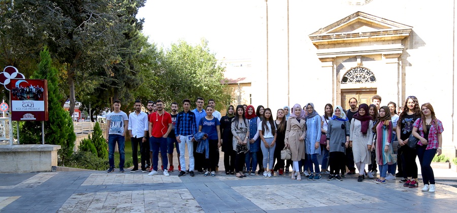 Yeni üniversite öğrencilerinden Gaziantep’e anlamlı gezi