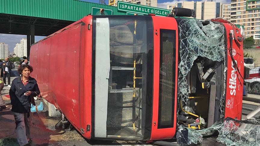 İstanbul'da özel halk otobüsü devrildi