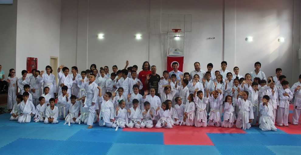 Karate branşında kuşak sınavı gerçekleştirildi.