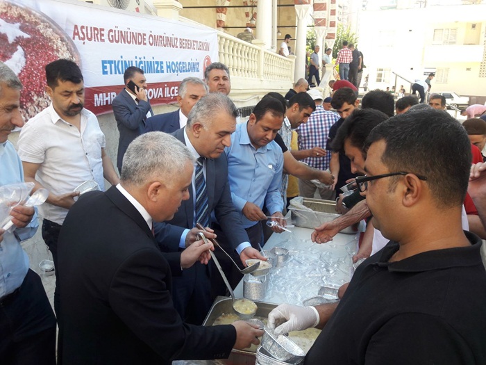 MHP Çukurova Aşure ikram etti..