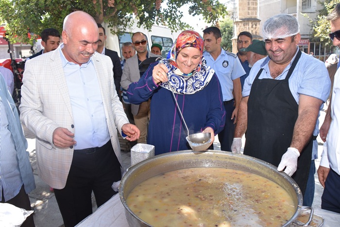 Karaisalı Belediyesi'nden Vatandaşlara Aşure İkramı