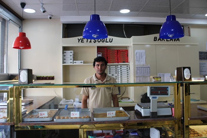 Tatlıcıdan "tırnakçılık" yöntemiyle hırsızlık 