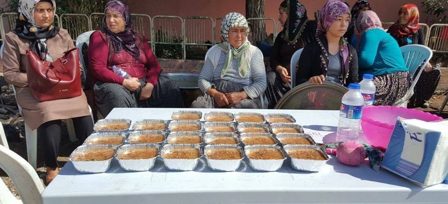 Kuzgunlular yolculara aşure dağıtt..