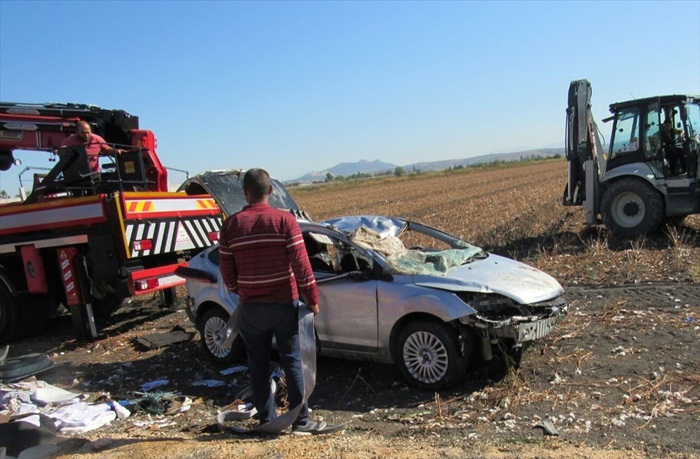 Adana'da otomobil dereye devrildi: 2 ölü