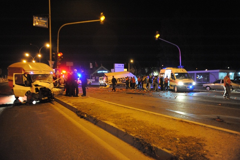 Adana'da iki kamyonet çarpıştı: 1 ölü, 5 yaralı