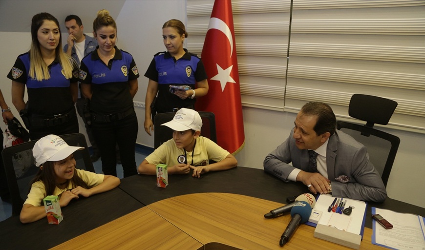 Öğrencilerin emniyet müdürlüğü binasını ziyareti