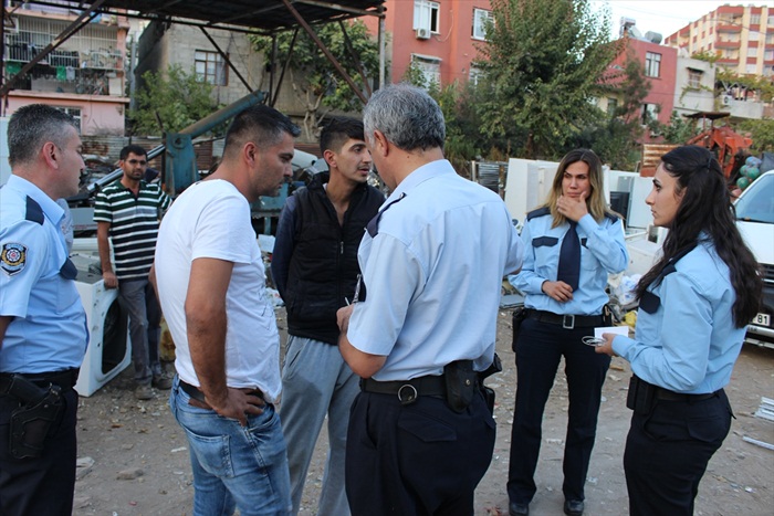 Hırsızlık zanlıları, girdikleri binanın sakini polise yakalandı