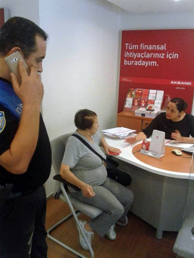 Toplum Destekli Polis yaşlı kadının dolandırılmasını önledi 