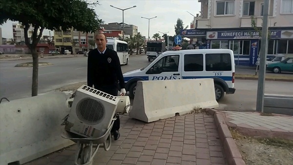 Polis, çalınan klimayı karakola el arabasıyla götürdü