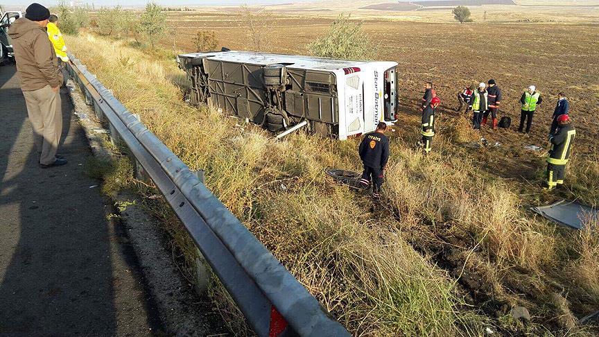 Ankara'da yolcu otobüsü devrildi: 3 ölü, 19 yaralı