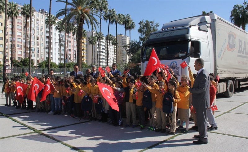 Adana'dan Suriye'deki öğrencilere eğitim yardımı