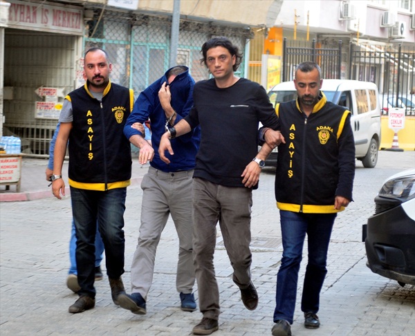 Adana'da aranan 2 kişi yakalandı