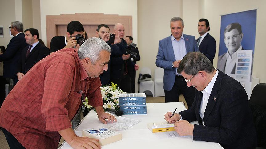 Davutoğlu, yeni kitabını okurları için imzaladı