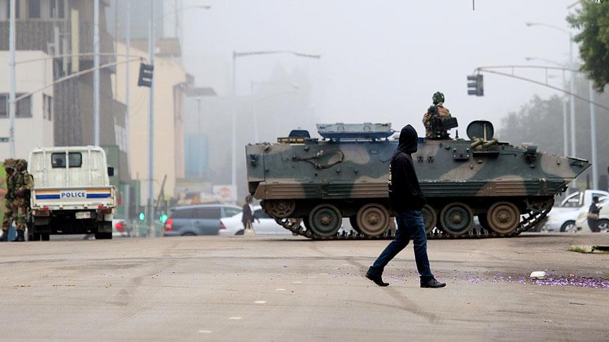 Zimbabve'de askeri hareketlilik sürüyor