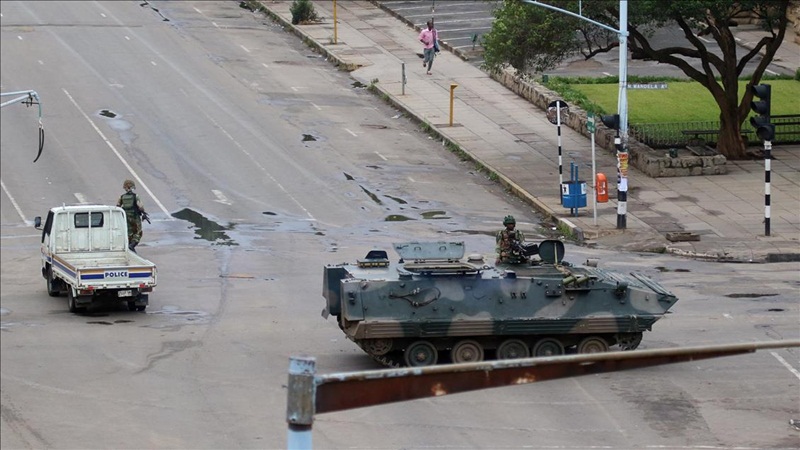 Zimbabve’yi 37 yıldır yöneten Mugabe askeri müdahaleyle devrildi