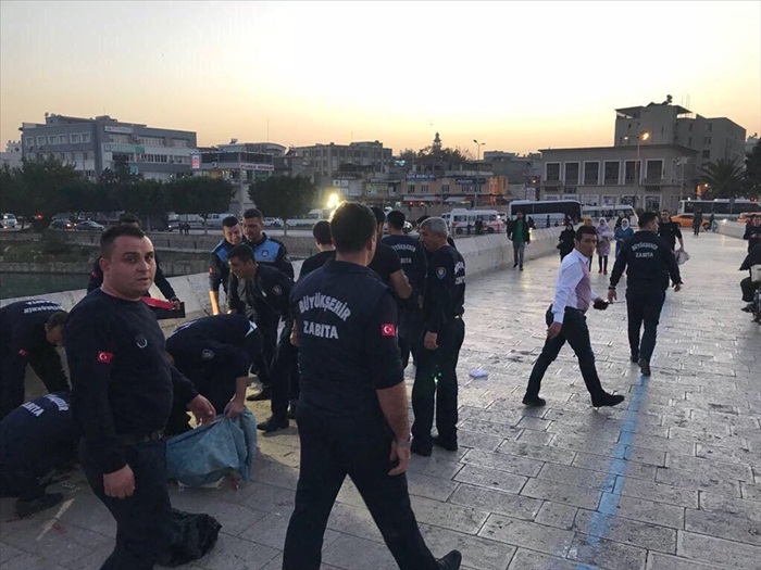 Adana'da zabıtanın seyyar çilek tezgahını devirdiği iddiası