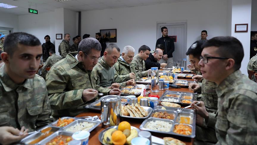 Yıldırım, Dağlıca'da askerlerle yemek yedi