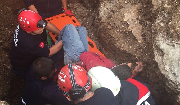 Göçük altında kalan işçiyi itfaiye ekipleri kurtardı