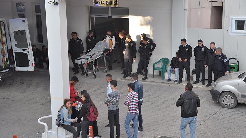 Mersin'de okul önünde kavga: 1 ölü, 2 yaralı