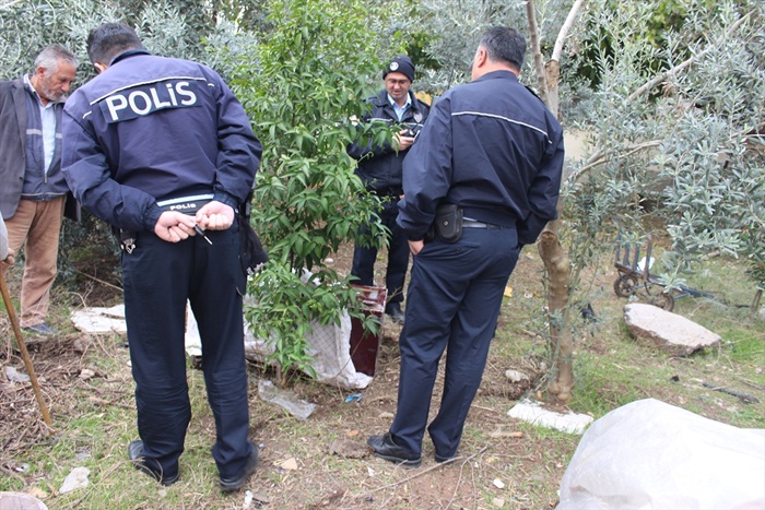 Çaldıkları çelik kasayı açamayınca atmışlar