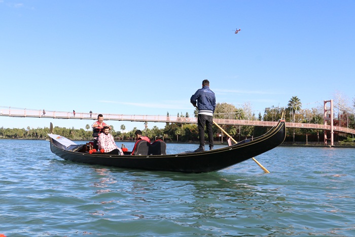 Nehrin ortasında gondolda tıraş keyfi 
