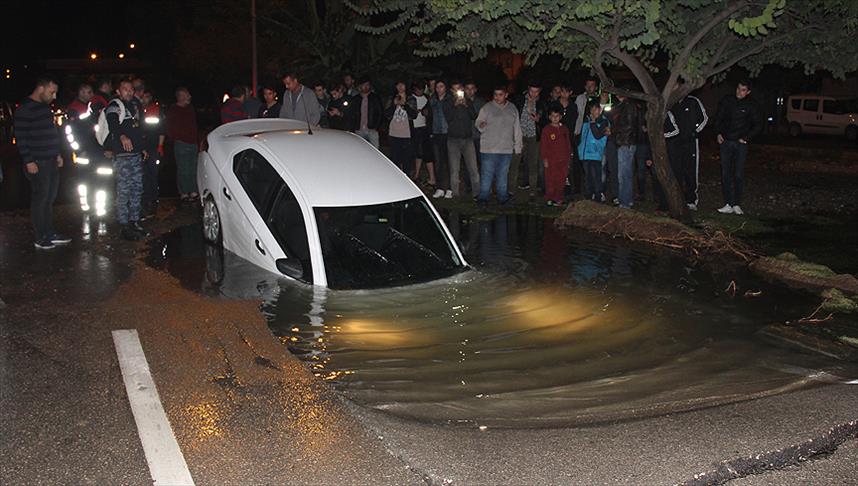 Patlayan su borusunun oluşturduğu çukura otomobil düştü