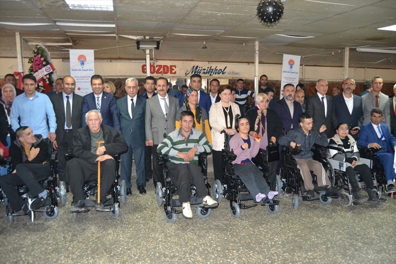 Engellilere akülü tekerlekli sandalye ve beyaz baston dağıtıldı