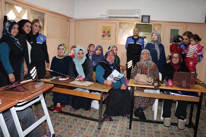 Adana'da polisten kadınlara yönelik bilgilendirme toplantısı