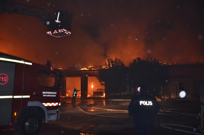 Adana'da Karayolları Şube Şefliği yerleşkesinde yangın