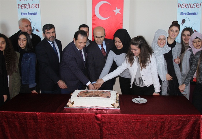 Adana'da dezavantajlı öğrencilerden ebru sergisi