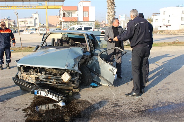 Adana'da otomobil ağaca çarptı: 7 yaralı