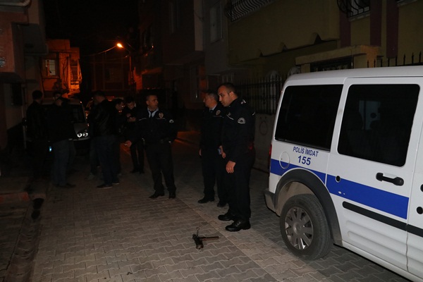 Adana’da iki şahıs polisi görünce otomatik tabancayı yola atıp kaçtı 