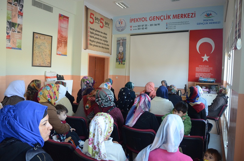 İpekyol Gençlik Merkezinde Bilinçli Aile Bilinçli Toplum Semineri..