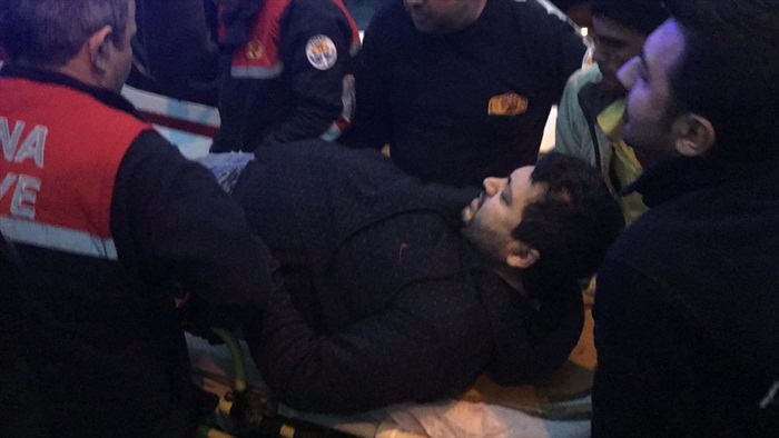 Adana'da kamyonette sıkışan yaralı kurtarıldı