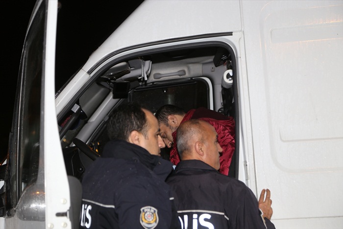 Bıçak yarasıyla araç kullanıp polislerden yardım istedi