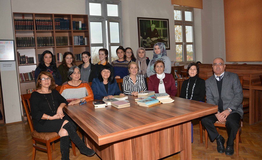 Adana Kız Lisesi Kütüphanesi Bilgisayar Sistemli..