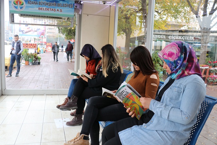 Otobüs durakları kütüphaneyle donatılıyor