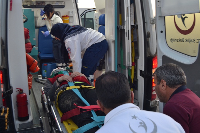 Hareket halindeki servisten yola düşen liseli kız yaralandı 