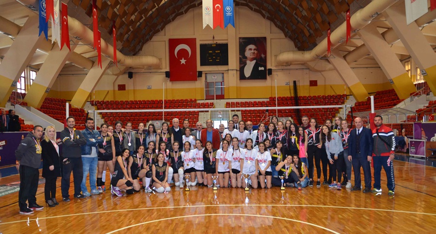 Genç Kızlar Voleybol İl Birincisi Özel Eral Temel Lisesi