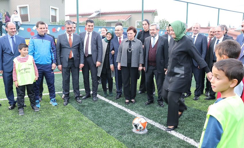 Bakan Kaya çocuklarla futbol oynadı 