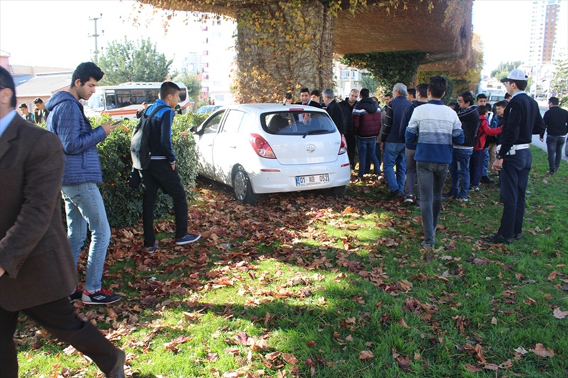 Otomobilin çarptığı iki lise öğrencisi yaralandı