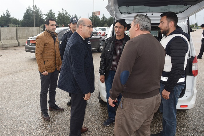 Vali Demirtaş, Yeni Yıl Öncesi Arama Ve Kontrol Noktalarını Ziyaret Etti