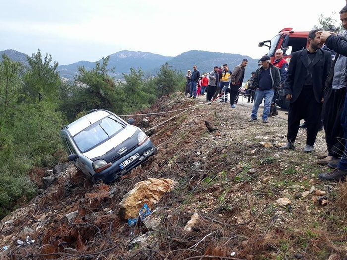 Yoldan çıkan araç uçurumun kenarında kaldı 